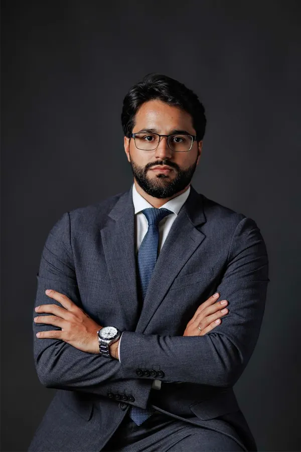 Retrato profissional de homem usando terno azul