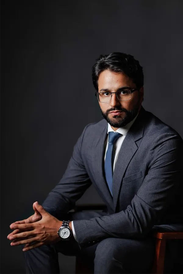 Retrato profissional de homem sentado usando terno azul