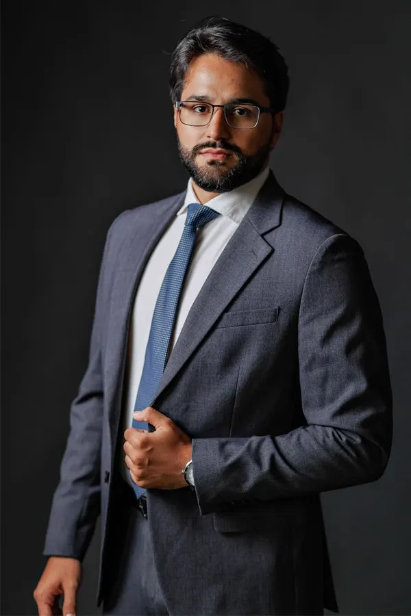 Retrato profissional de homem em pé usando terno azul